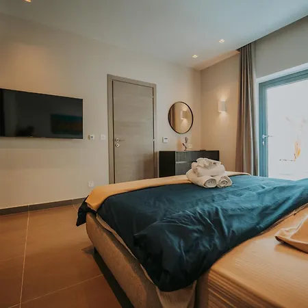 Hébergement de vacances Sea Front Villa With Heated Pool *