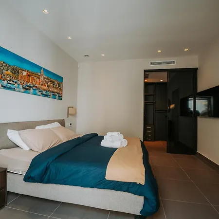 Hébergement de vacances Sea Front Villa With Heated Pool *