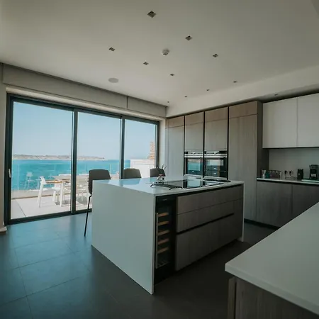 Hébergement de vacances Sea Front Villa With Heated Pool Mellieħa