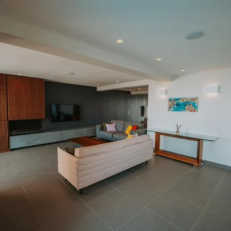 Beachfront Luxury * מליאהה