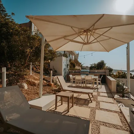Hébergement de vacances Sea Front Villa With Heated Pool