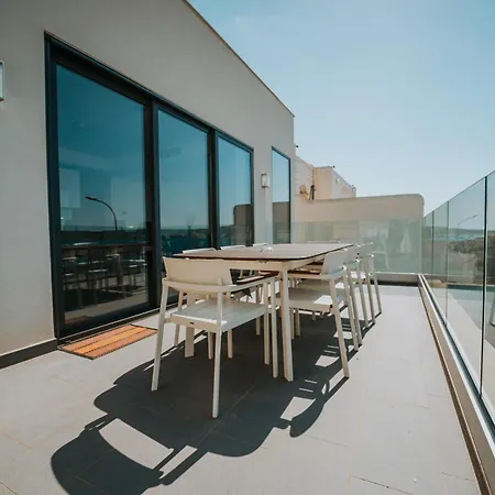 Hébergement de vacances Sea Front Villa With Heated Pool