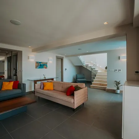 Sea Front Villa With Heated Pool Hébergement de vacances *