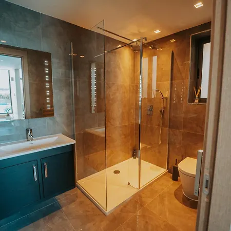 Hébergement de vacances Sea Front Villa With Heated Pool