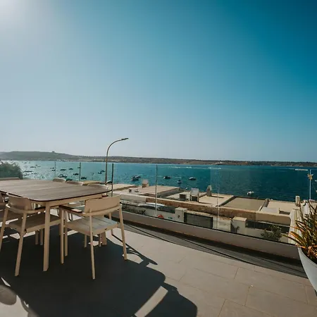 Hébergement de vacances Sea Front Villa With Heated Pool *