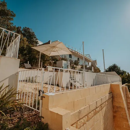 Hébergement de vacances Sea Front Villa With Heated Pool