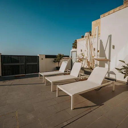 Hébergement de vacances Sea Front Villa With Heated Pool *