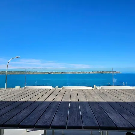 Vakantiehuis Sea Front With Heated Pool *