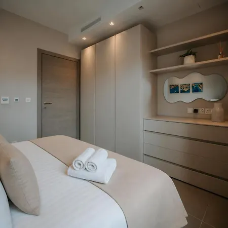 Vakantiehuis Sea Front With Heated Pool *