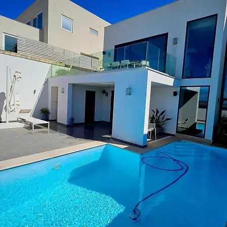 Sea Front With Heated Pool Ferienhaus