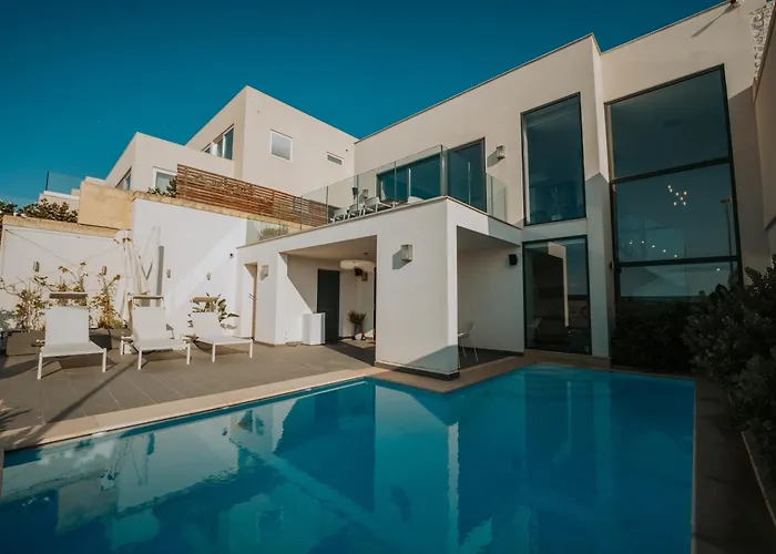 Beachfront Luxury Villa Mellieħa